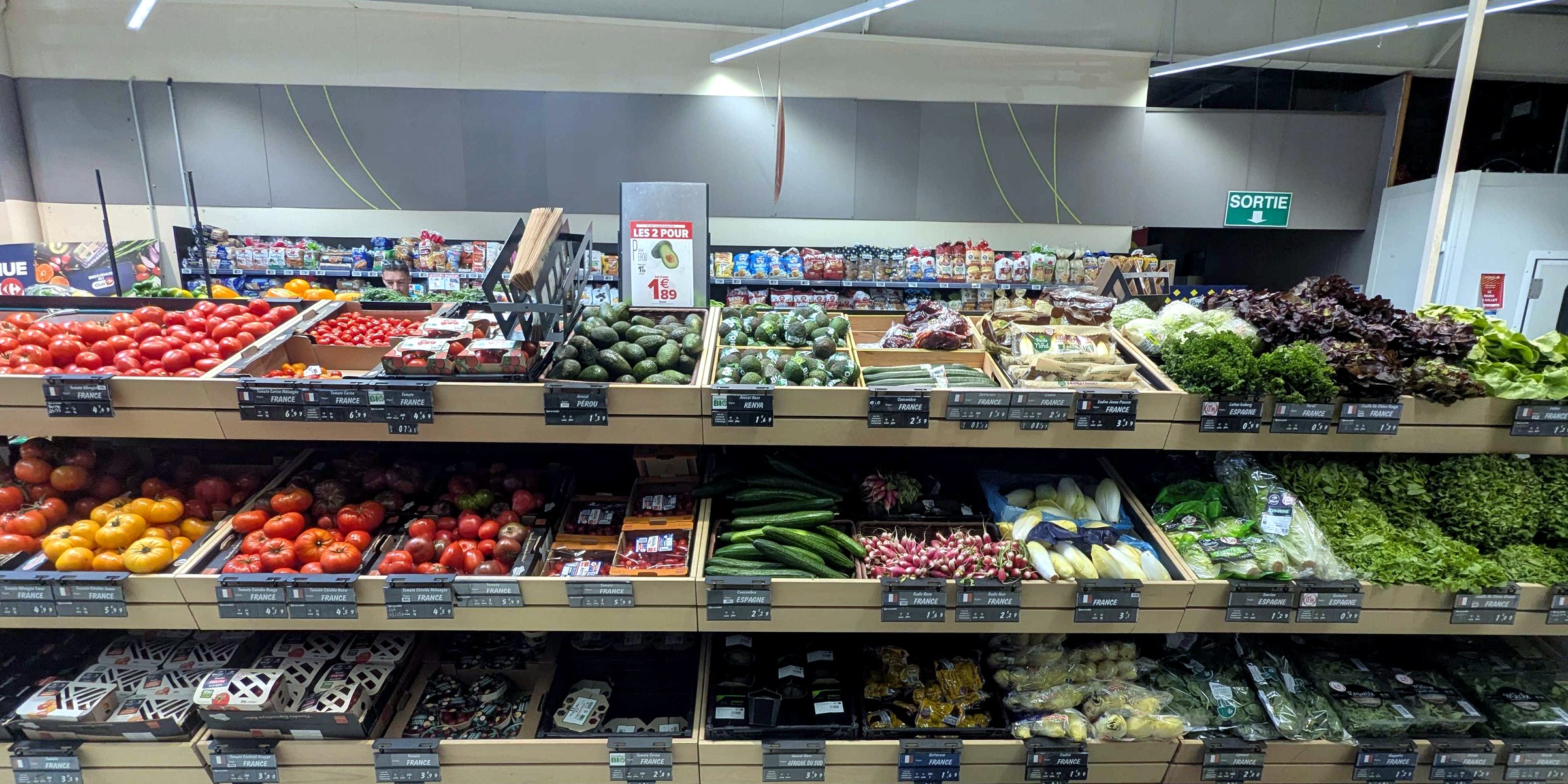 Équipe Smartway aux côtés d'une équipe magasin au rayon fruits et légumes