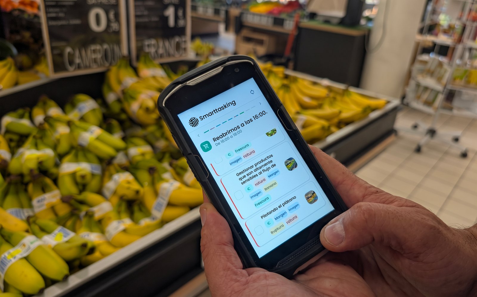 Écran Smarttasking sur terminal durci, tenu au rayon fruits et légumes