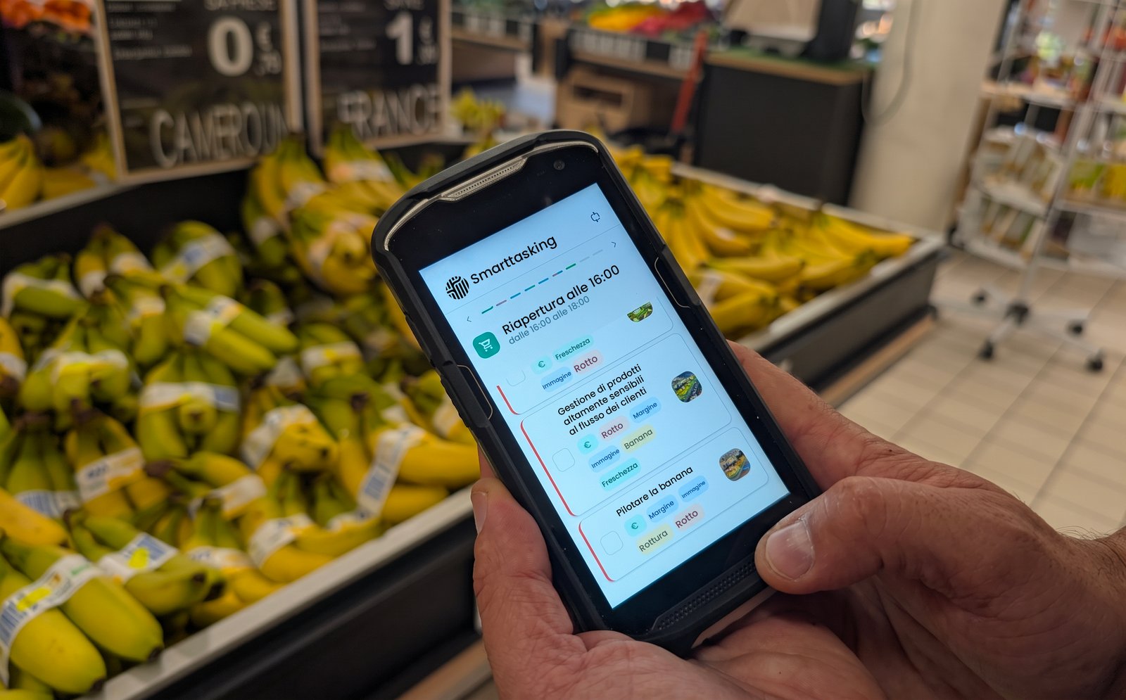 Écran Smarttasking sur terminal durci, tenu au rayon fruits et légumes