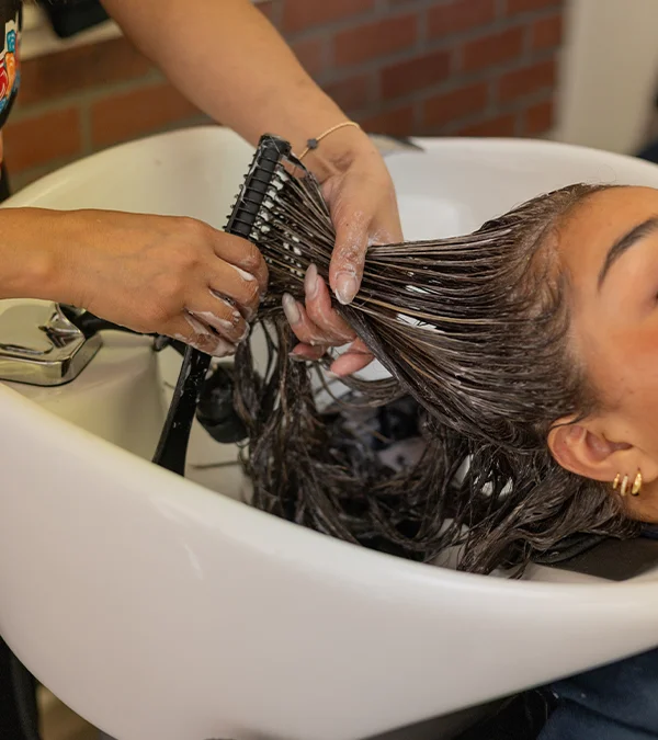 Nourishing salon treatment to strengthen hair and restore shine