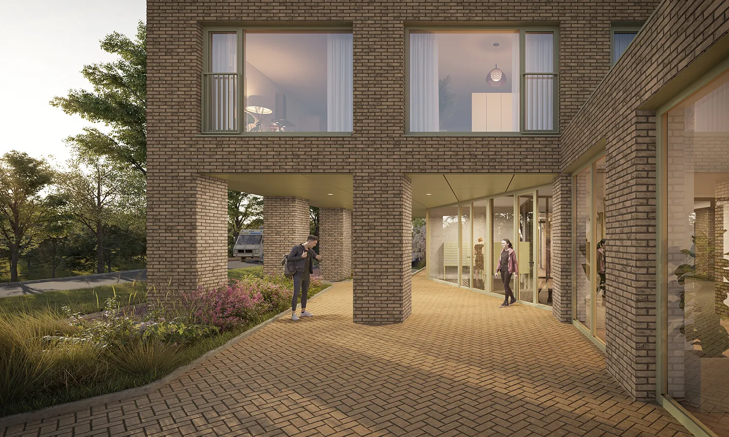Beganegrondaanzicht van een modern bakstenen woongebouw met een overdekte entree, glazen gevels, groen aangelegde buitenruimte en mensen bij de ingang.