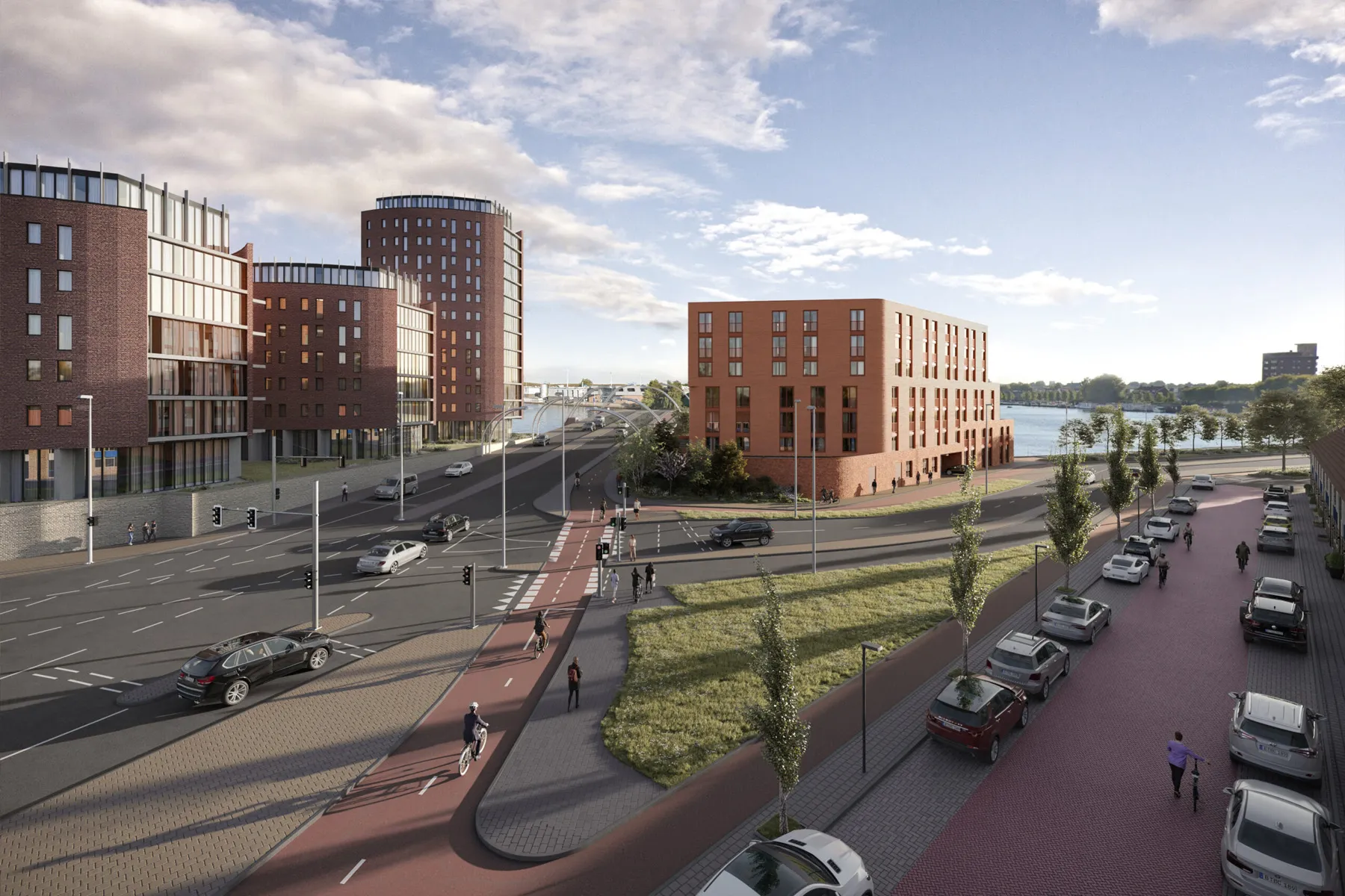 Stedelijk straatbeeld met moderne bakstenen gebouwen, fietsers en voetgangers bij een kruispunt, met water op de achtergrond onder een deels bewolkte lucht.