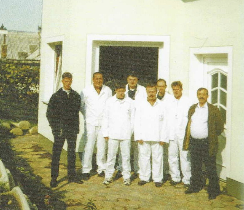 Prva generacija mojstra Behin prikazuje strokovnjaka za slikopleskarstvo in kakovostna fasaderska dela.