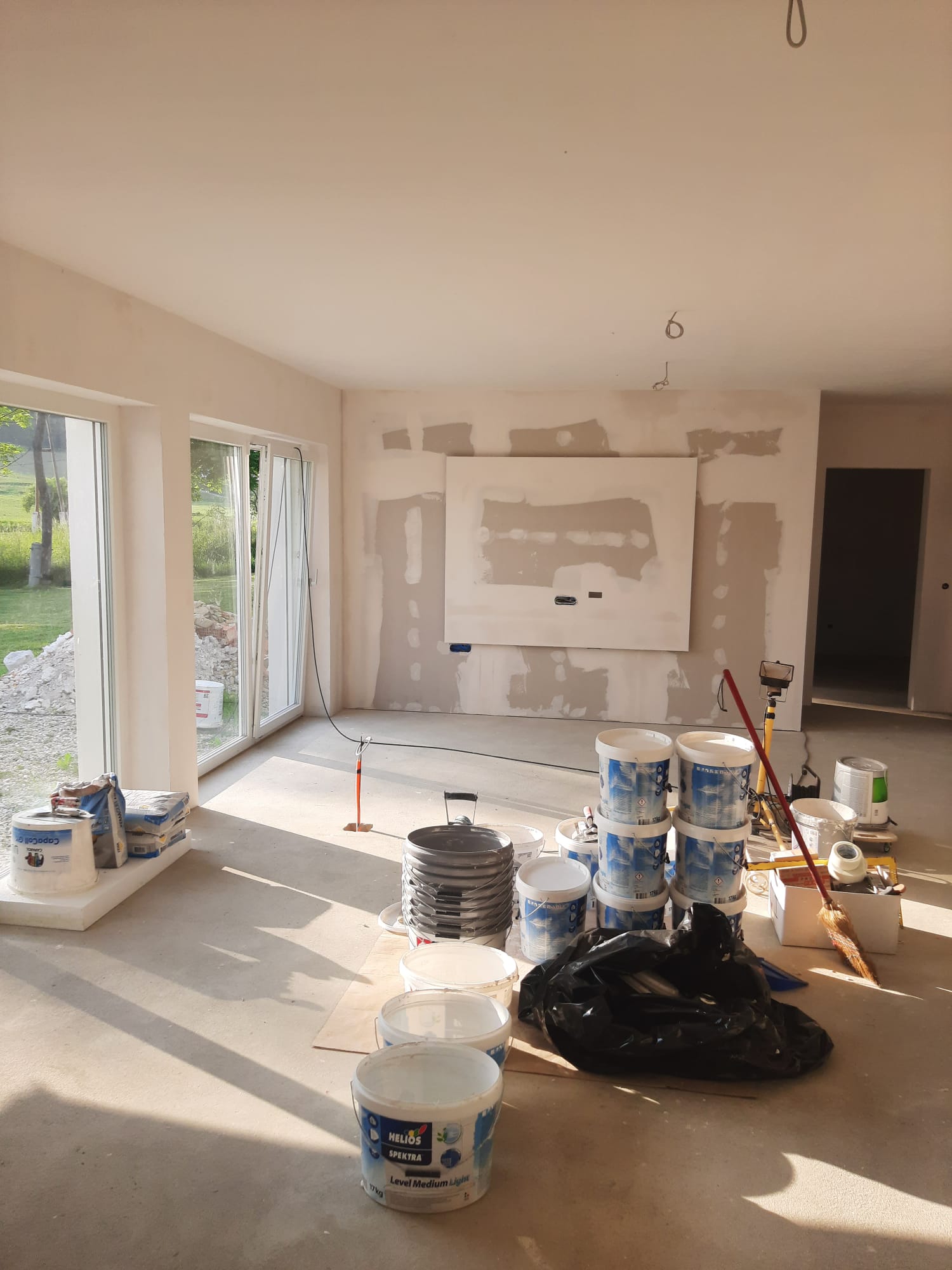 Bandažiranje in kitanje Knauf sten podjetja Behin kot priprava za nadaljnja slikopleskarska dela.