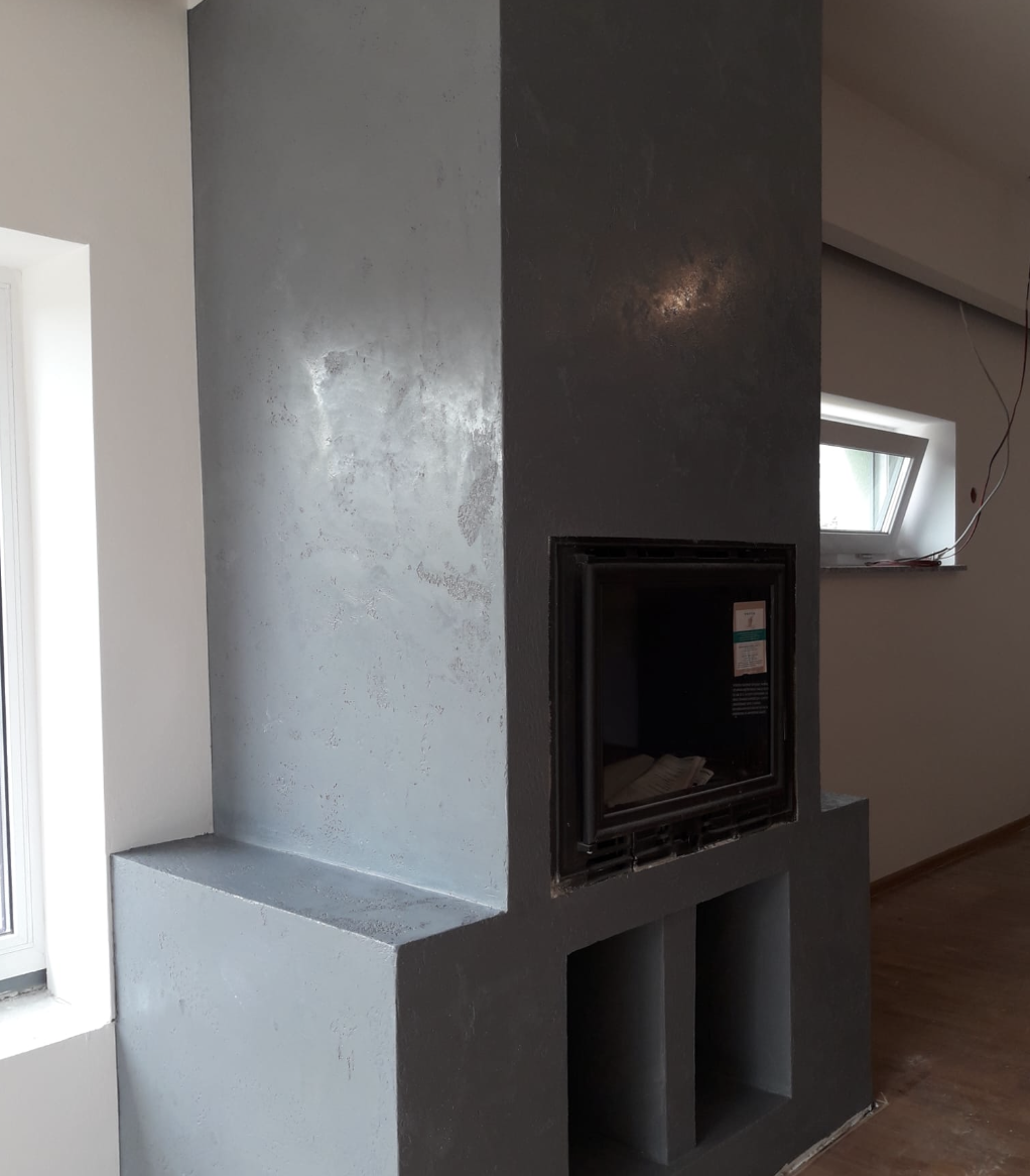 Končni izdelek kamina podjetja Behin z dekorativno imitacijo betonskega looka za estetski videz.