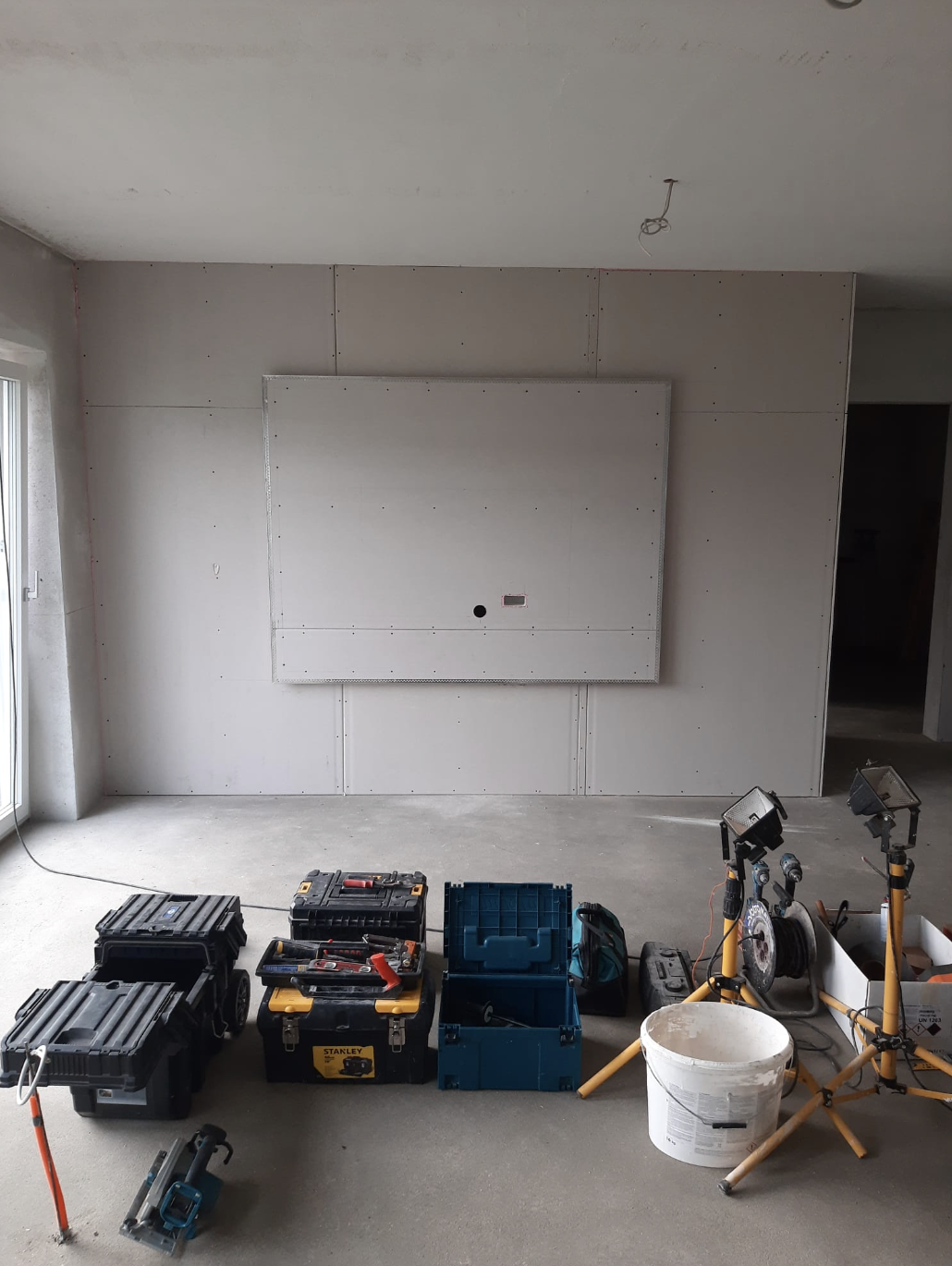 Izdelava Knauf sten podjetja Behin kot podlaga za dekorativno imitacijo marmora.