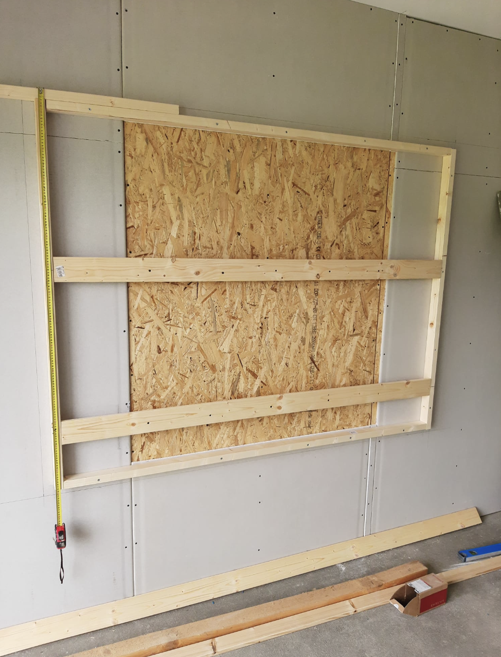 Priprava lesene konstrukcije podjetja Behin za montažo Knauf plošč pri suhomontažnih delih.