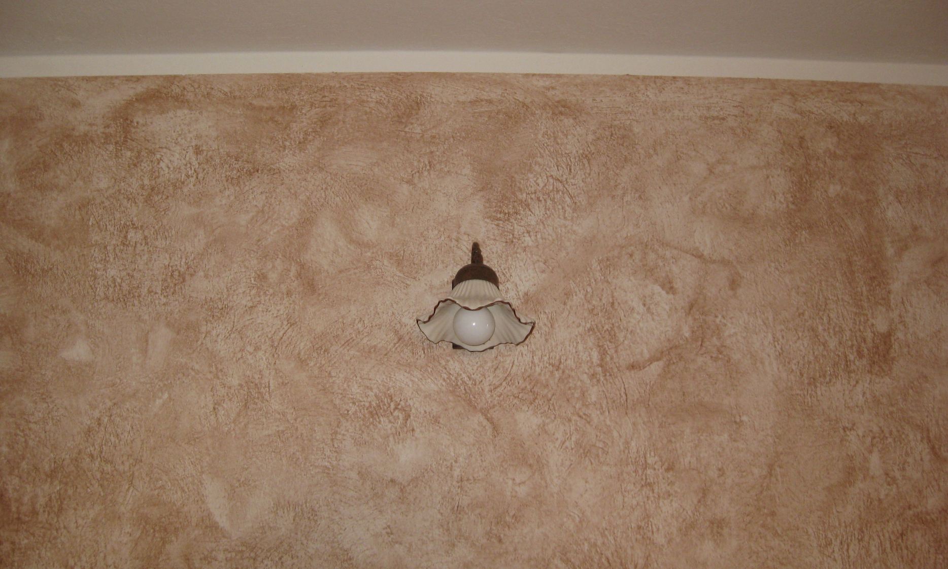 Izvedba antik tehnike na stenah v Mariboru, dekorativno slikopleskarstvo za prenovo stanovanja.