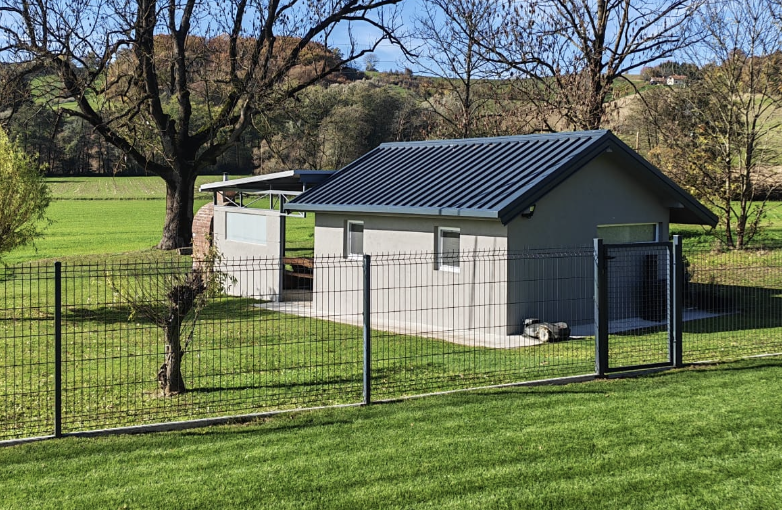 Končni videz podjetja Behin po celoviti prenovi lesene hiške, fasaderska in slikopleskarska dela zaključena.