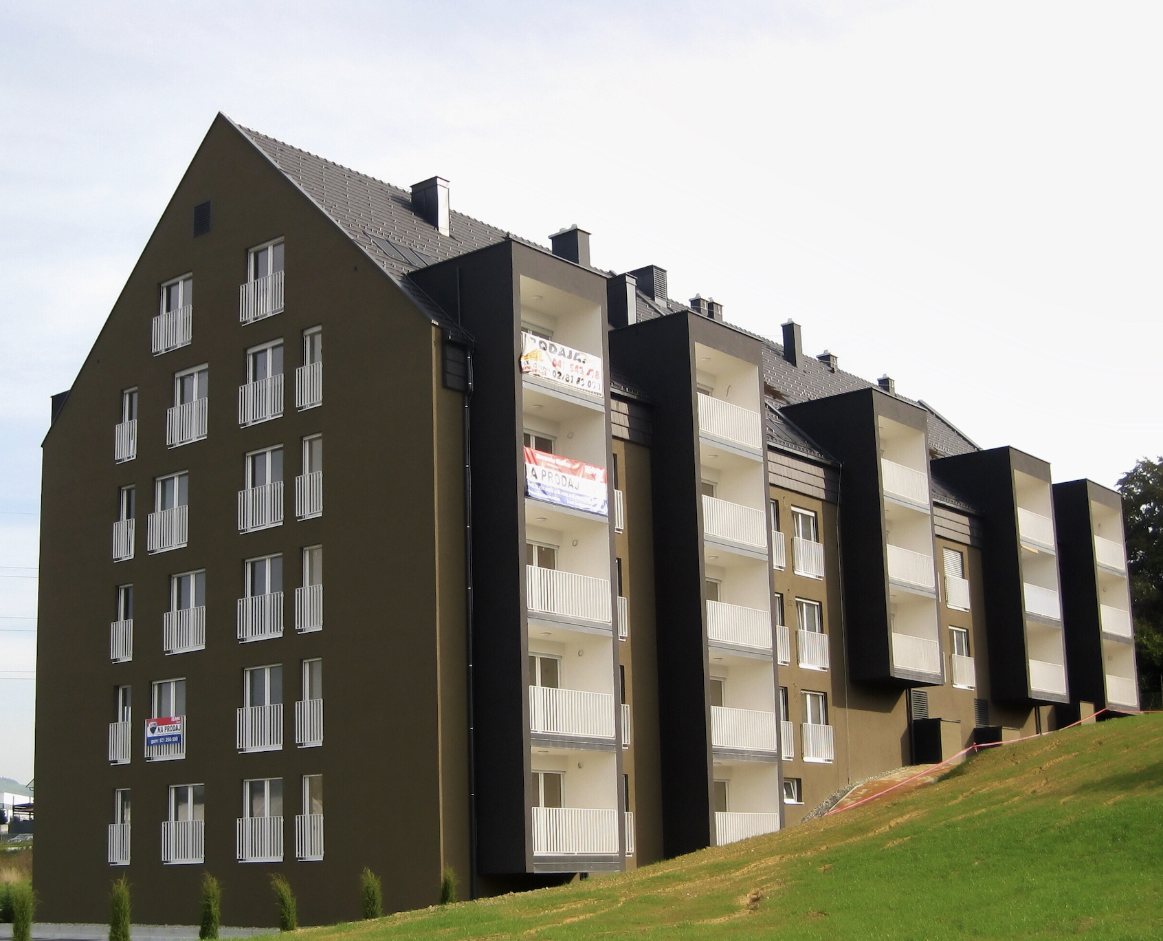 Na večstanovanjski novogradnji podjetja Behin izvedena vsa pleskarstvo in fasaderska dela.