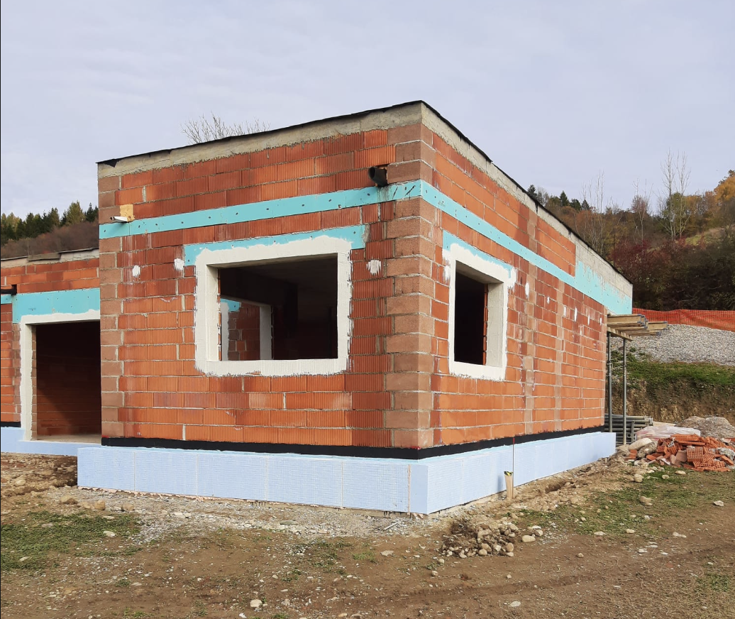 Fasader podjetja Behin izdeluje cokel z XPS ploščami za učinkovito fasadno izolacijo in zaščito.