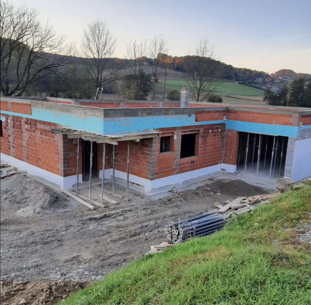 Fasader podjetja Behin zaključuje cokel z XPS ploščami in pripravlja površino za EPS fasado.