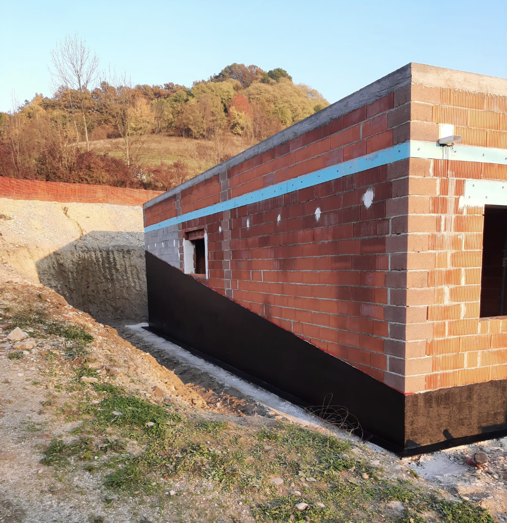 Fasader podjetja Behin nanaša hidroizolacijo na cokel, zagotavlja zaščito in učinkovito fasadno izolacijo