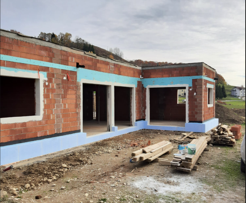 Fasader podjetja Behin zapira škatle okenskih rolet z XPS ploščami za optimalno izolacijo.