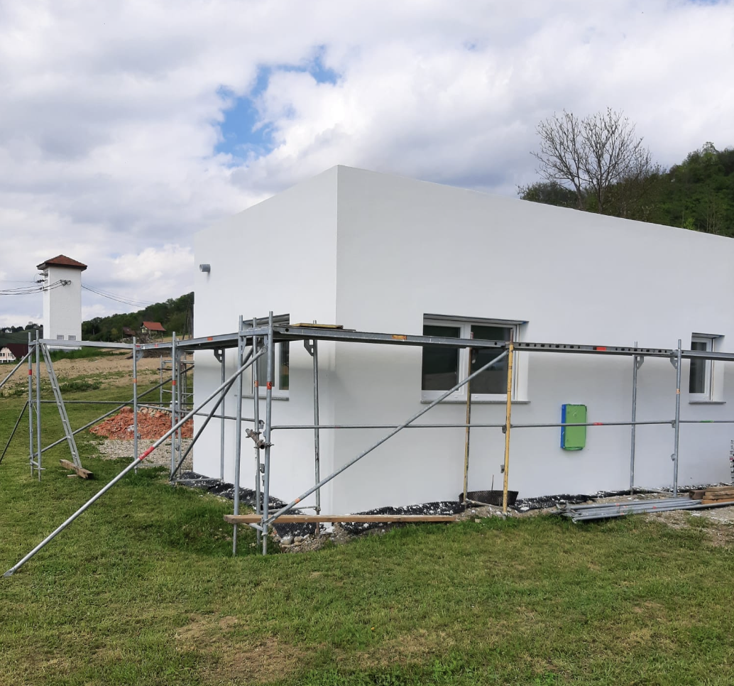 Fasader podjetja Behin nanese zaključni sloj fasade, zaključuje fasaderska dela z natančnostjo in kakovostjo.