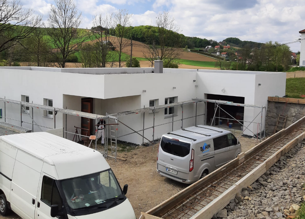 Fasader podjetja Behin nanese zaključni sloj fasade, zagotavlja kakovostno zaščito in estetski videz.