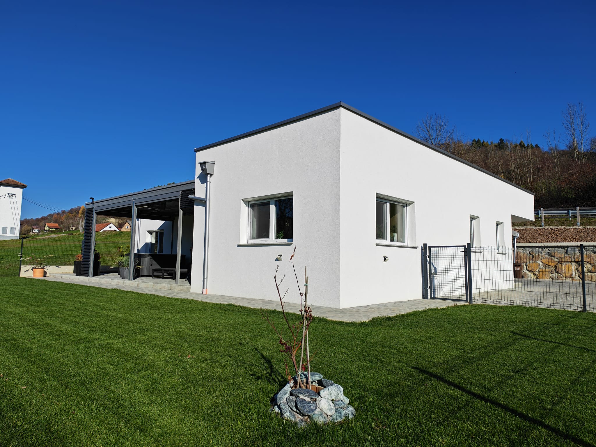 Na projektu podjetja Behin izvedeni celotni pleskarstvo in fasaderska dela z natančnim barvanjem fasade