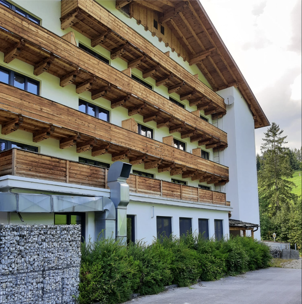 Barvanje fasade hotelskega objekta podjetja Behin, strokovno izvedena fasaderska dela in končni videz.