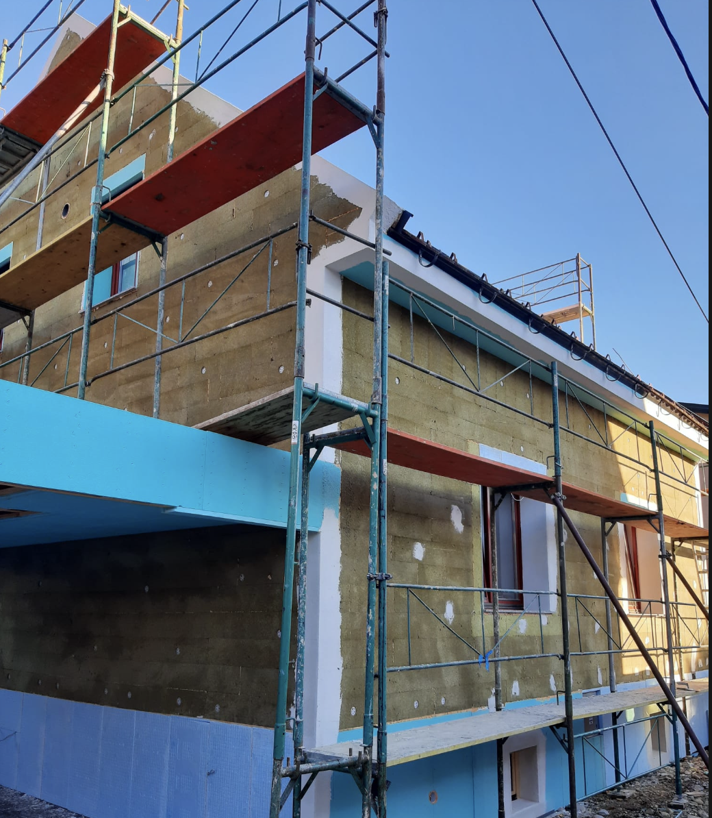 Izdelava izolacijske fasade z kameno volno podjetja Behin, strokovno izvedena fasaderska dela.