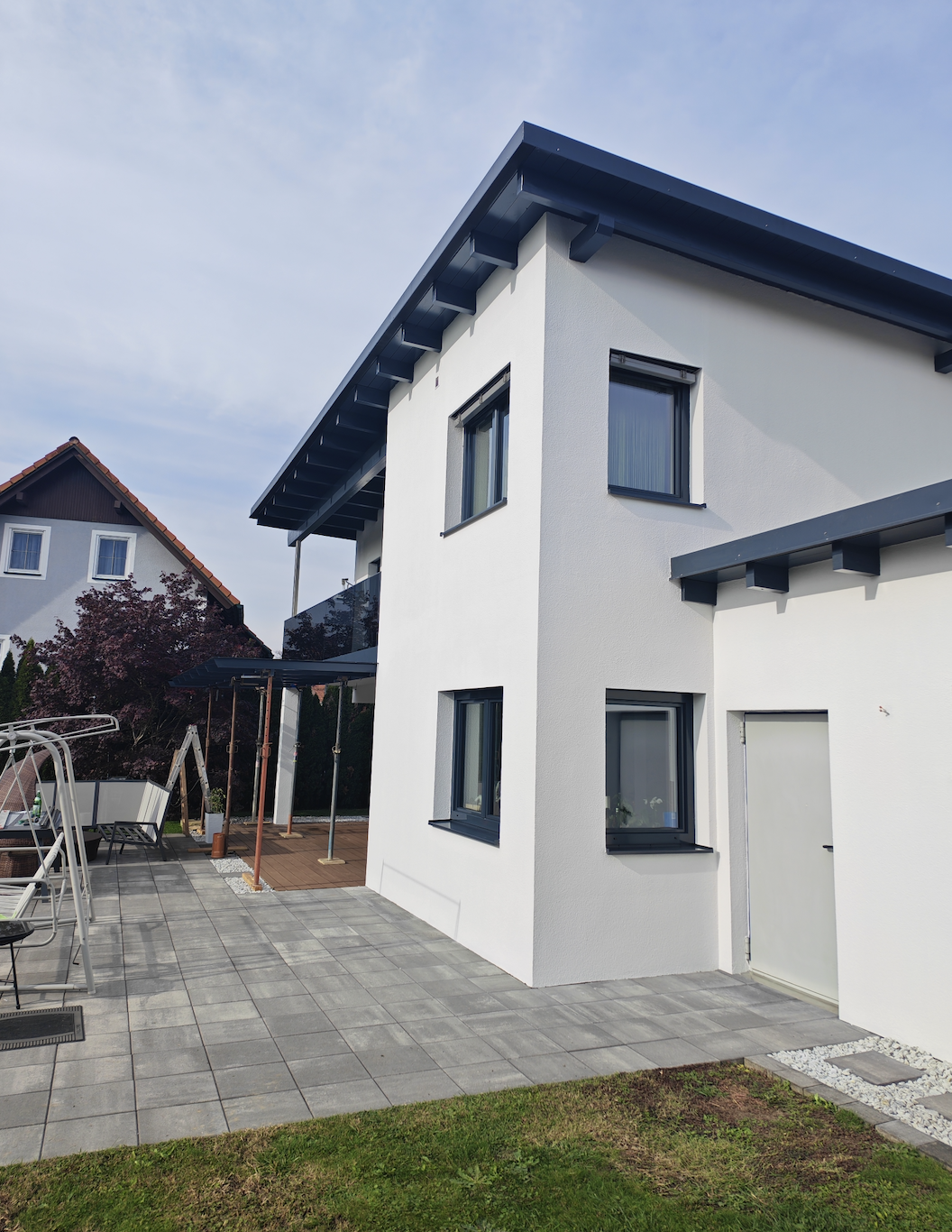 Končni videz objekta podjetja Behin po barvanju fasade in lakiranju lesenih napuščev.