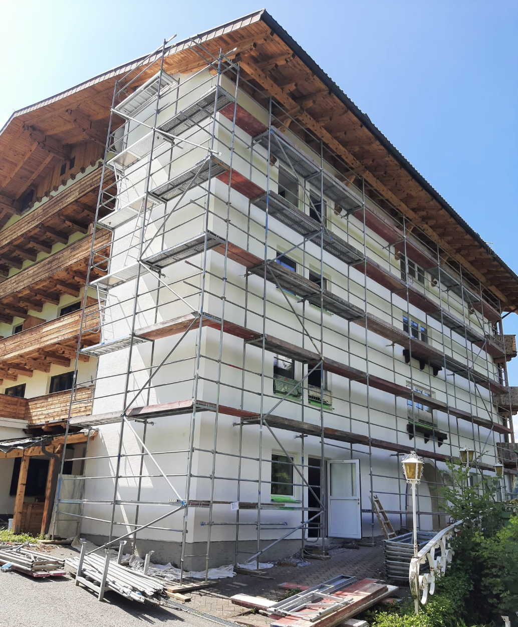 Barvanje fasade hotelskega objekta podjetja Behin, strokovno izvedena fasaderska dela.