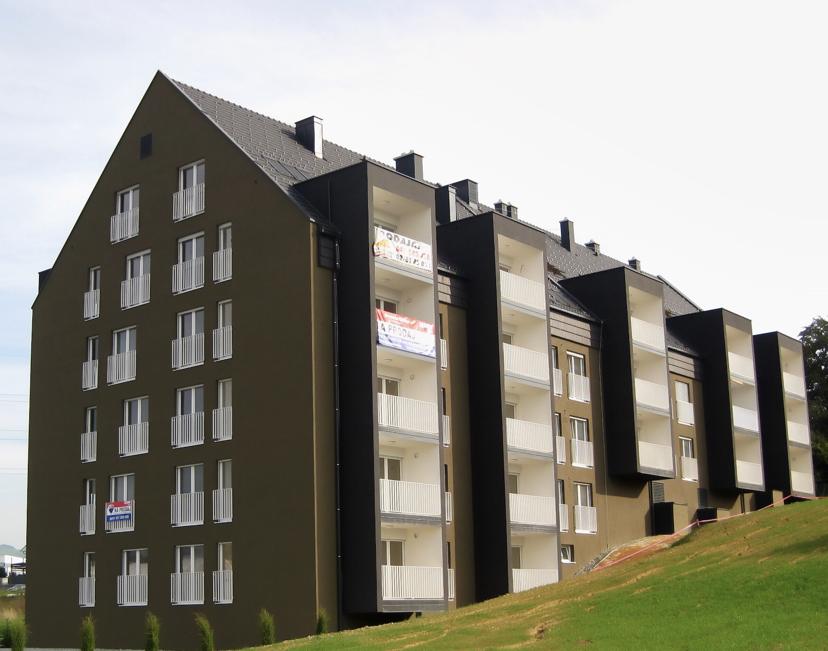 Izdelava izolacijske fasade večstanovanjskega objekta podjetja Behin, strokovno izvedena fasaderska dela.