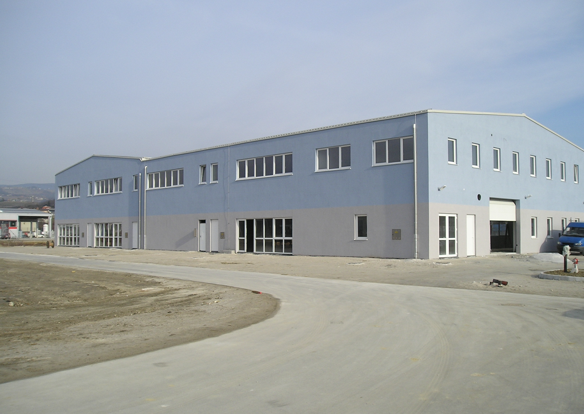 Barvanje industrijske hale podjetja Behin, strokovno izvedena fasaderska dela na industrijskem objektu.