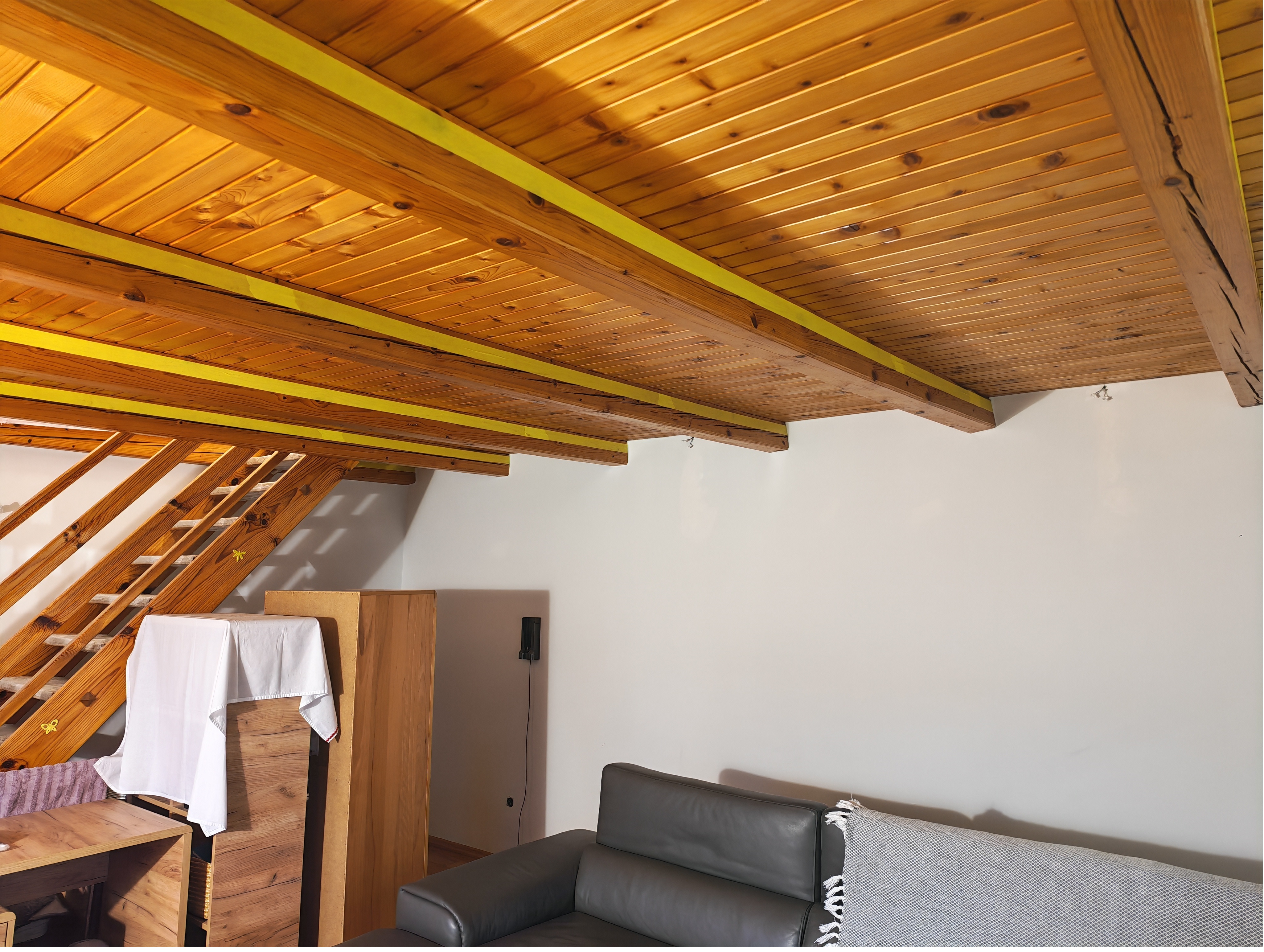 Priprava lesene konstrukcije za knauf suhomontažo kot del prenove prostora v Mariboru.