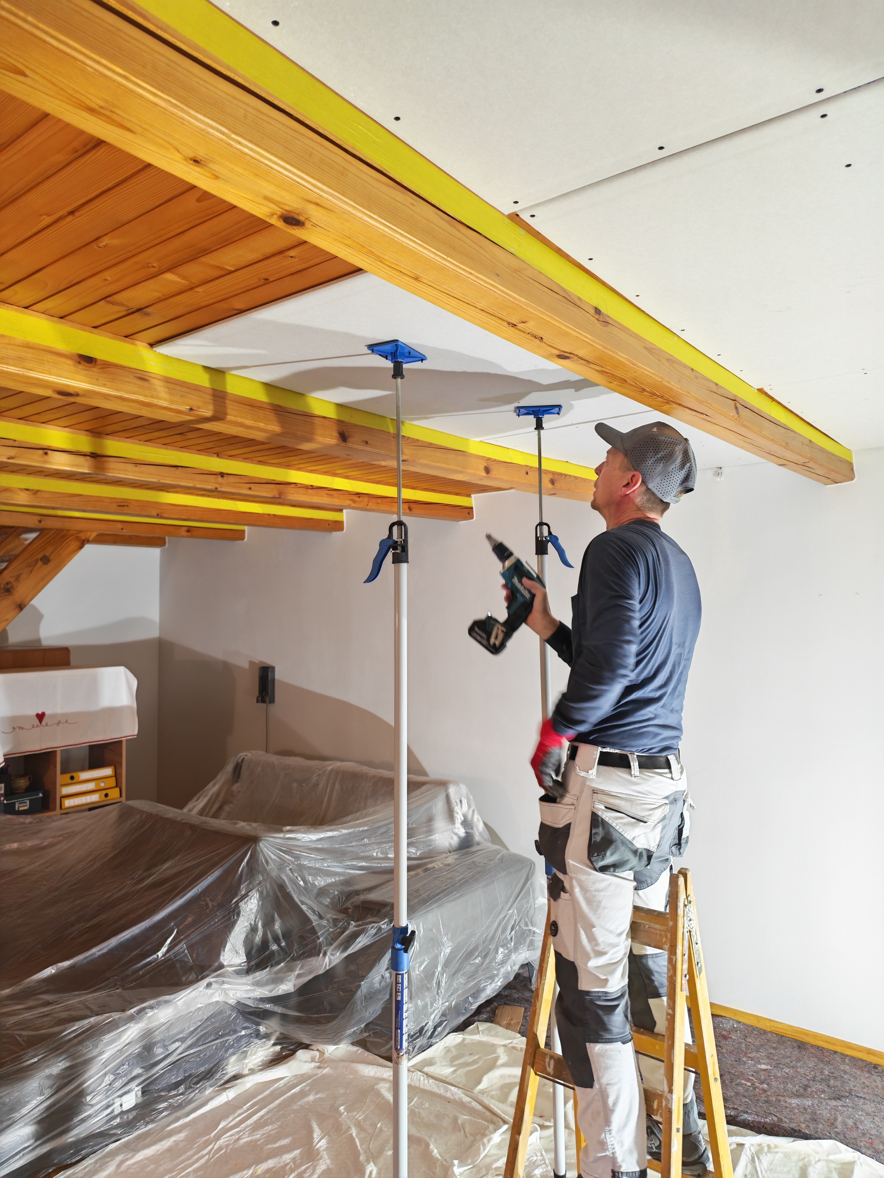 Začetek šraufanja knauf plošč pri suhomontažni montaži kot del prenove prostora na Štajerskem.