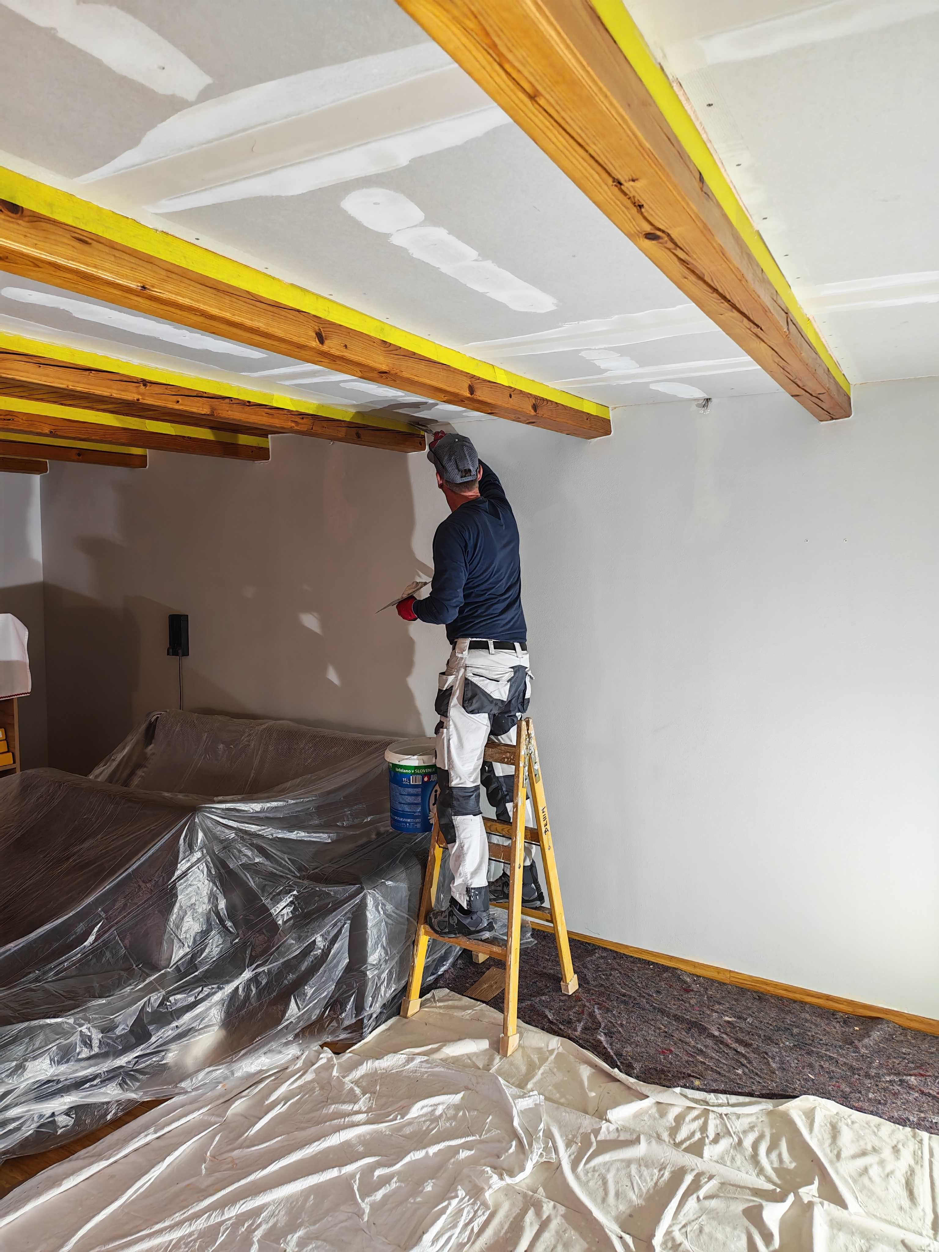 Bandažiranje knauf stikov pri suhomontaži kot natančna zaključna obdelava prostora v Mariboru.