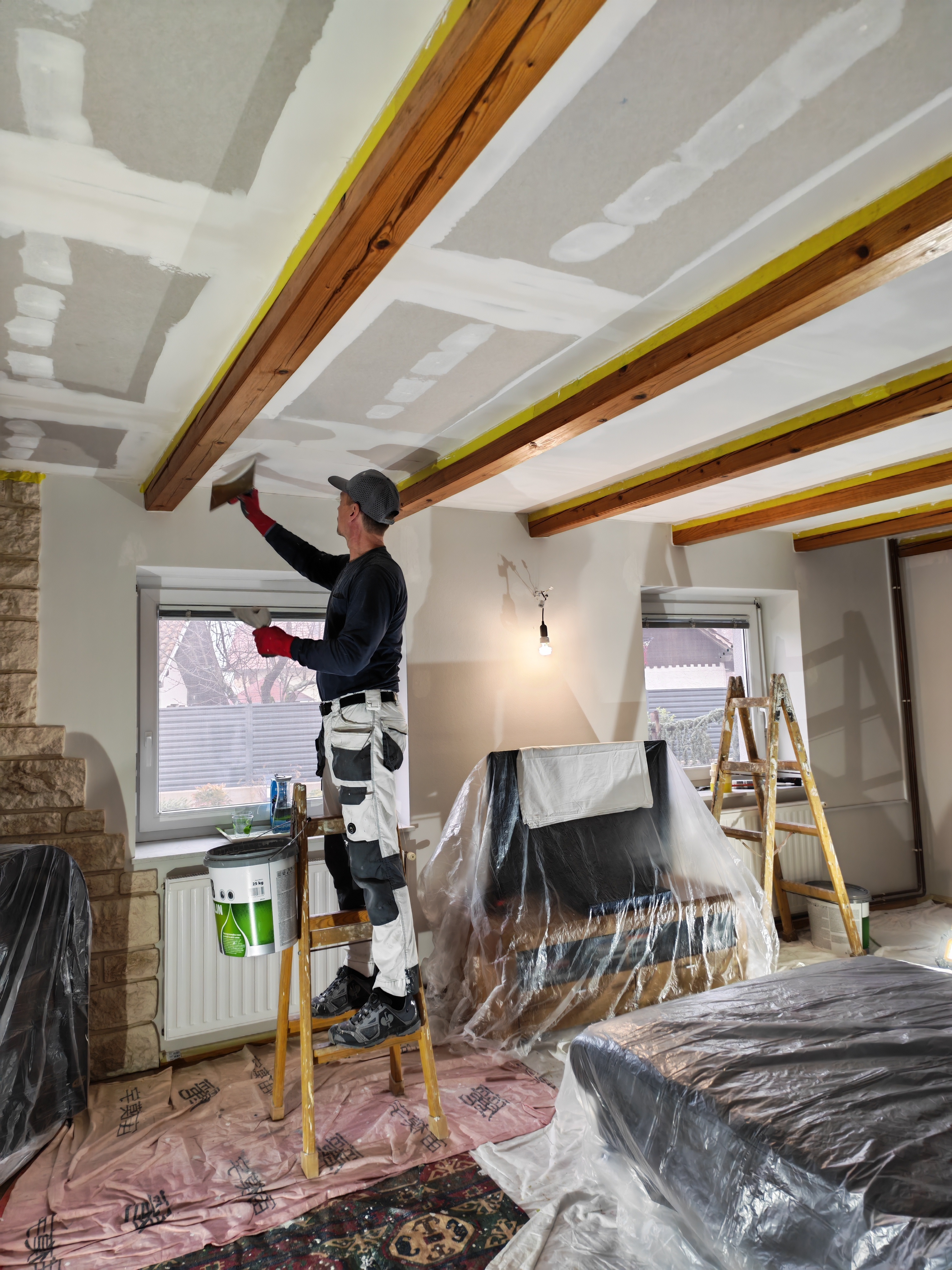 Kitanje knauf plošč z izravnalno maso kot natančno glajenje suhomontažne površine na Štajerskem.