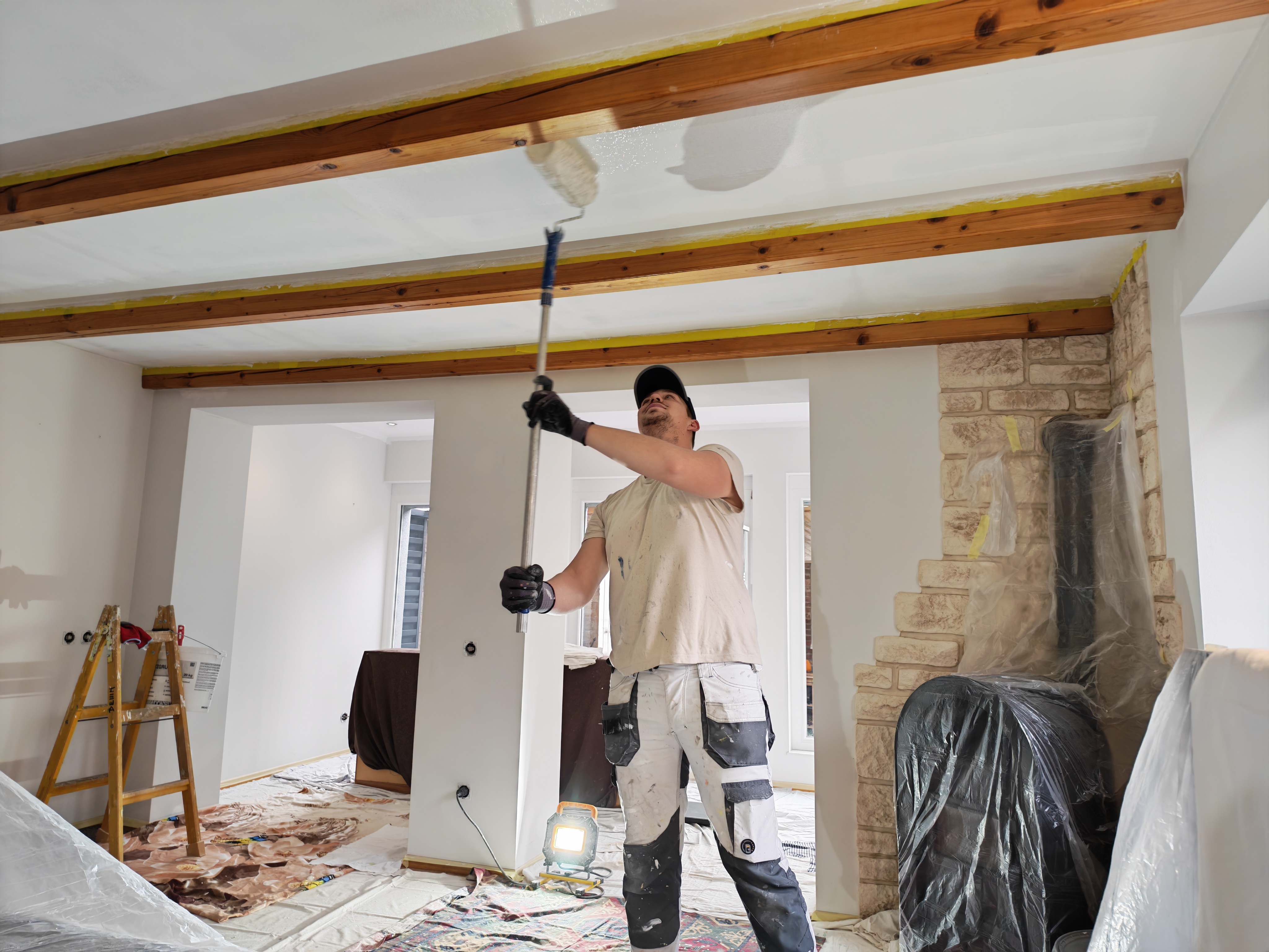 Barvanje knauf površine kot del slikopleskarskih zaključnih del pri notranji prenovi v Mariboru.