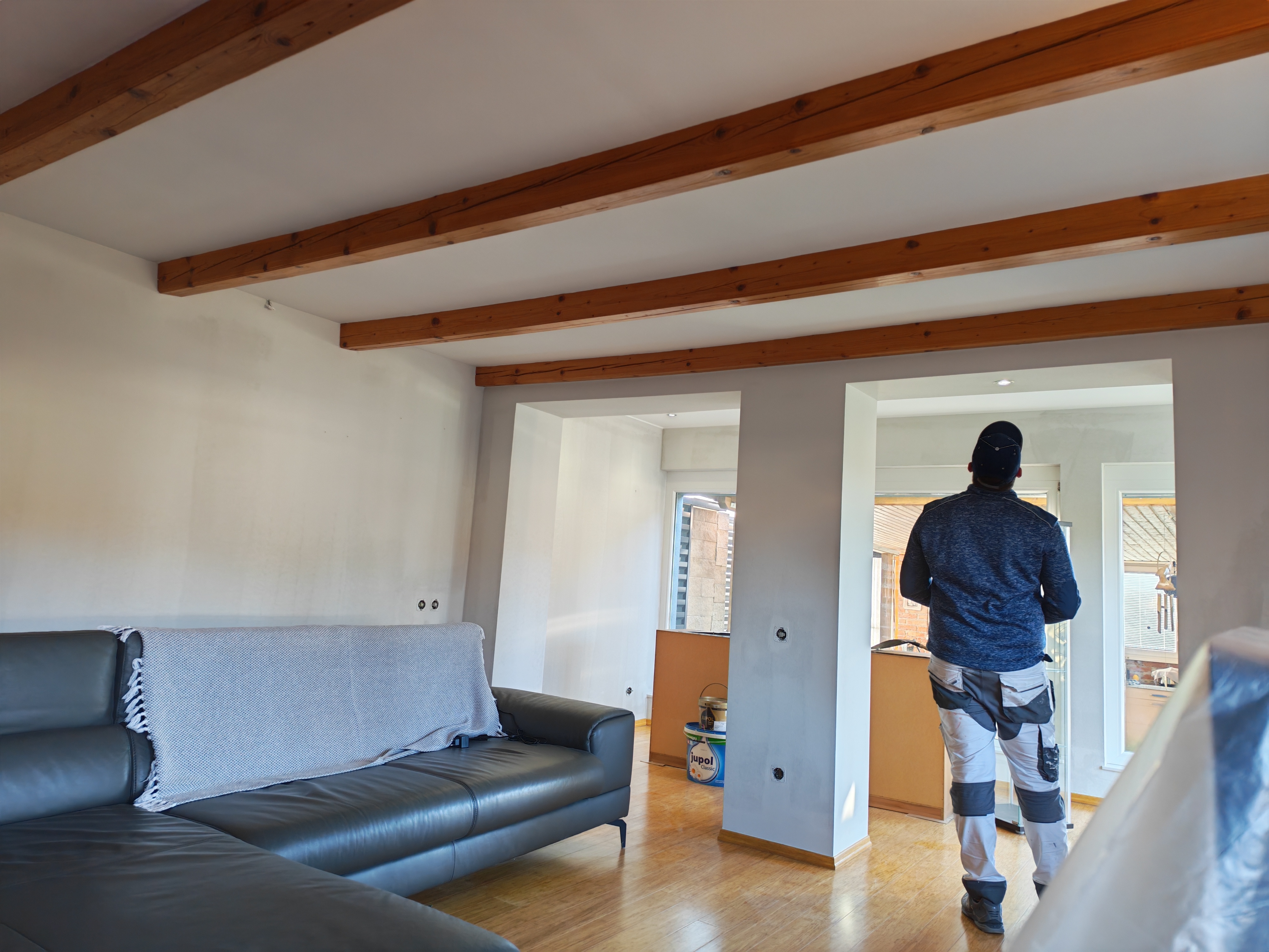 Končni videz pobarvanega knauf stropa kot del kakovostne notranje prenove na Štajerskem.