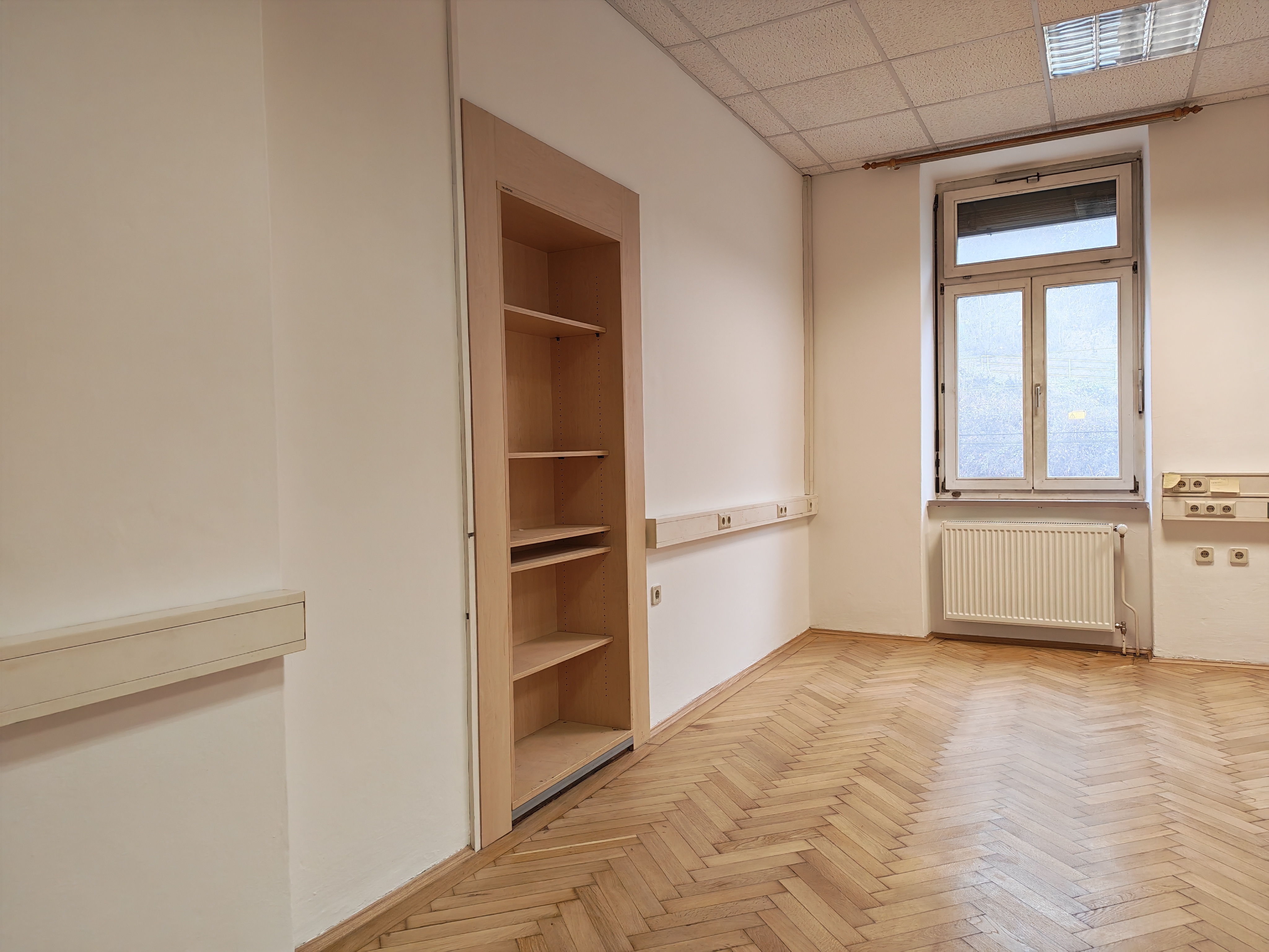 Končni videz pobarvanih stenskih površinkot del notranje prenove v Mariboru.