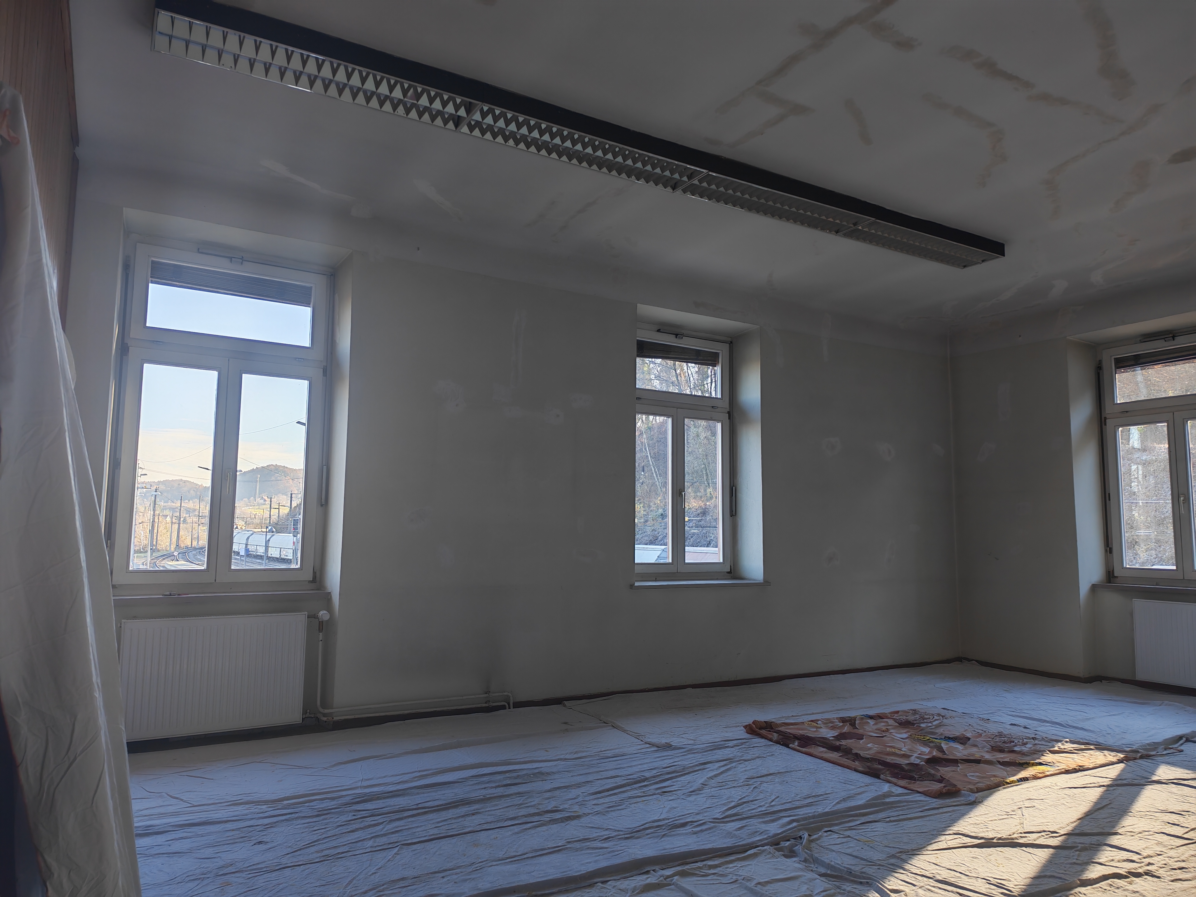 Delno kitanje razpok in poškodb ter zaščita tal pred barvanjem stenskih površin v Mariboru