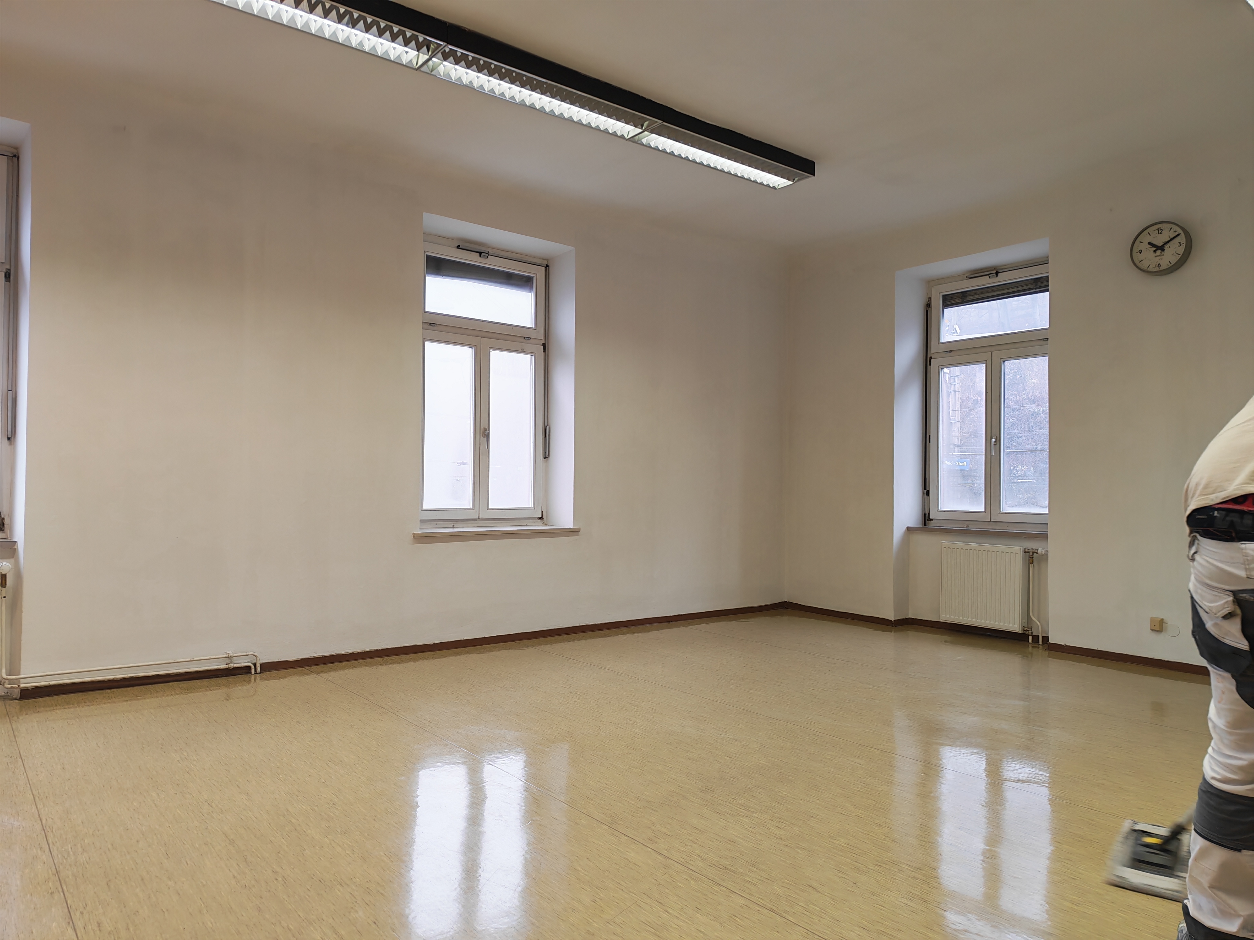 Končni videz pobarvanih stenskih površinkot del notranje prenove v Mariboru.