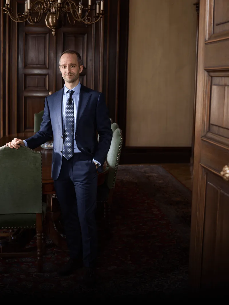 Bild eines Rechtsanwalts vor neben einem grünen Stuhl