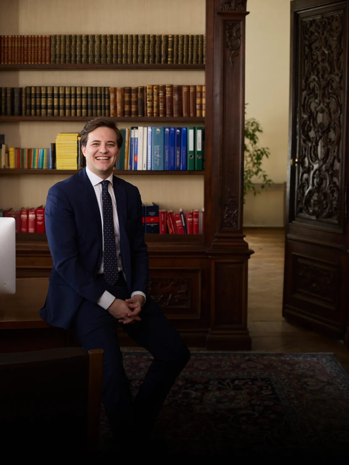 Bild eines Rechtsanwalts vor einem Bücherregal