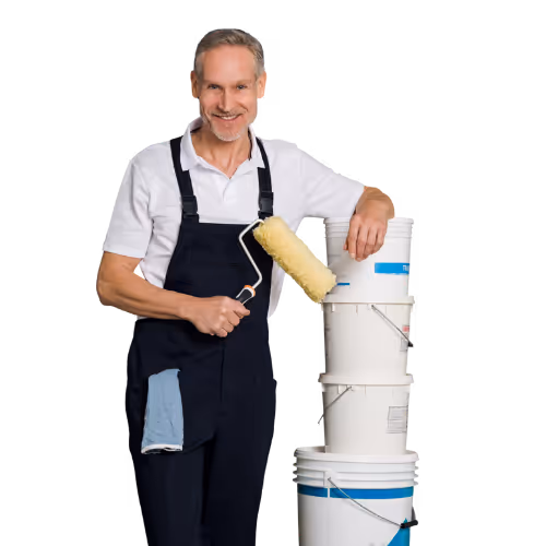 Lächelnder älterer Mann in Arbeitsoverall hält Farbroller und lehnt an drei gestapelten Farbeimern.