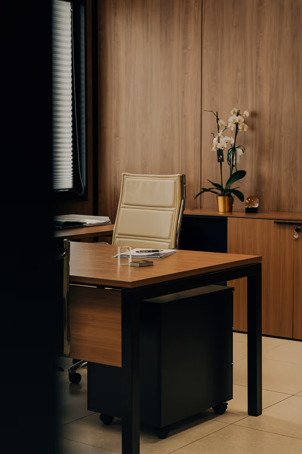 Bureau moderne avec fauteuil en cuir beige et documents professionnels — accompagnement opérationnel RH sur site, structuration des processus de recrutement, optimisation de la gestion des talents, renfort des équipes pour grandes entreprises, finance et IT.