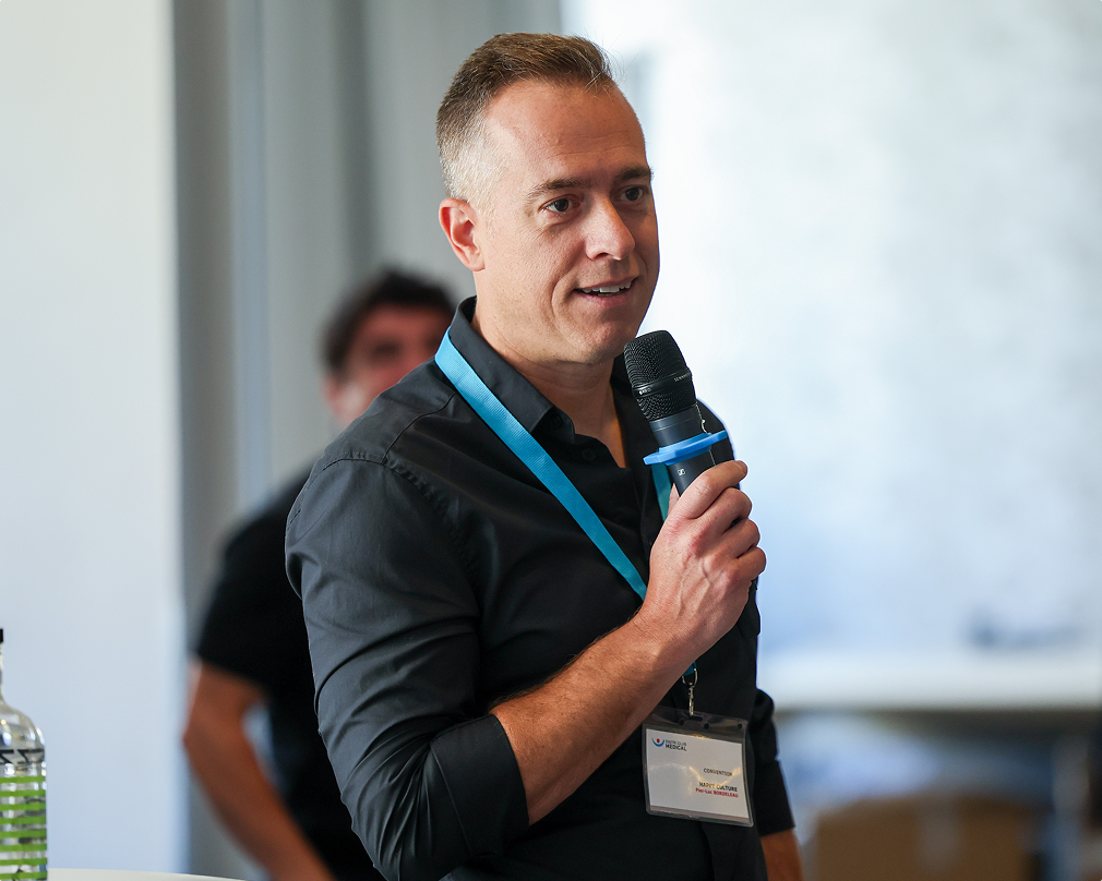 Personne tenant un micro lors d'une conférence