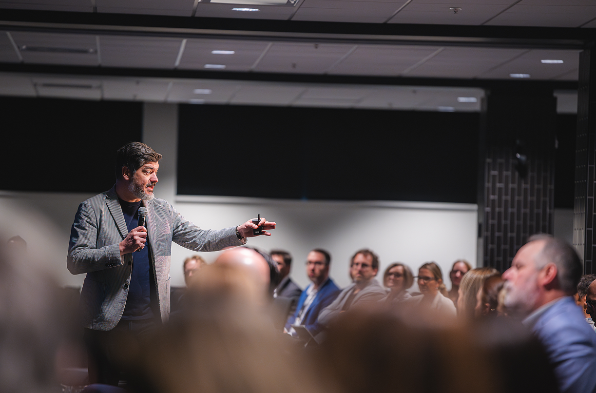 Martin, président de Team Factory, donnant une conférence au 78e congrès de la Fédération Nationale des Transports Routiers