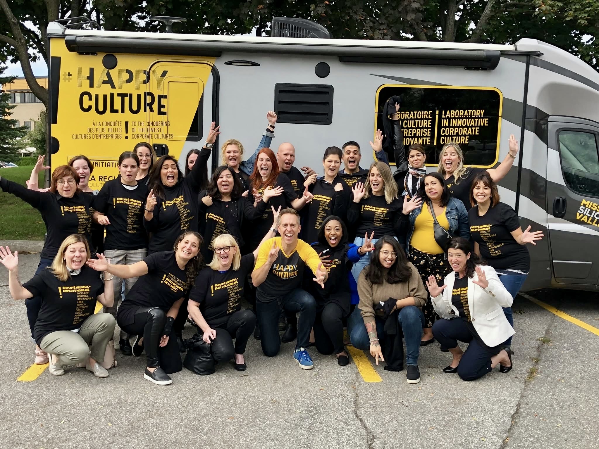 Groupe de personnes devant un véhicule récréatifs