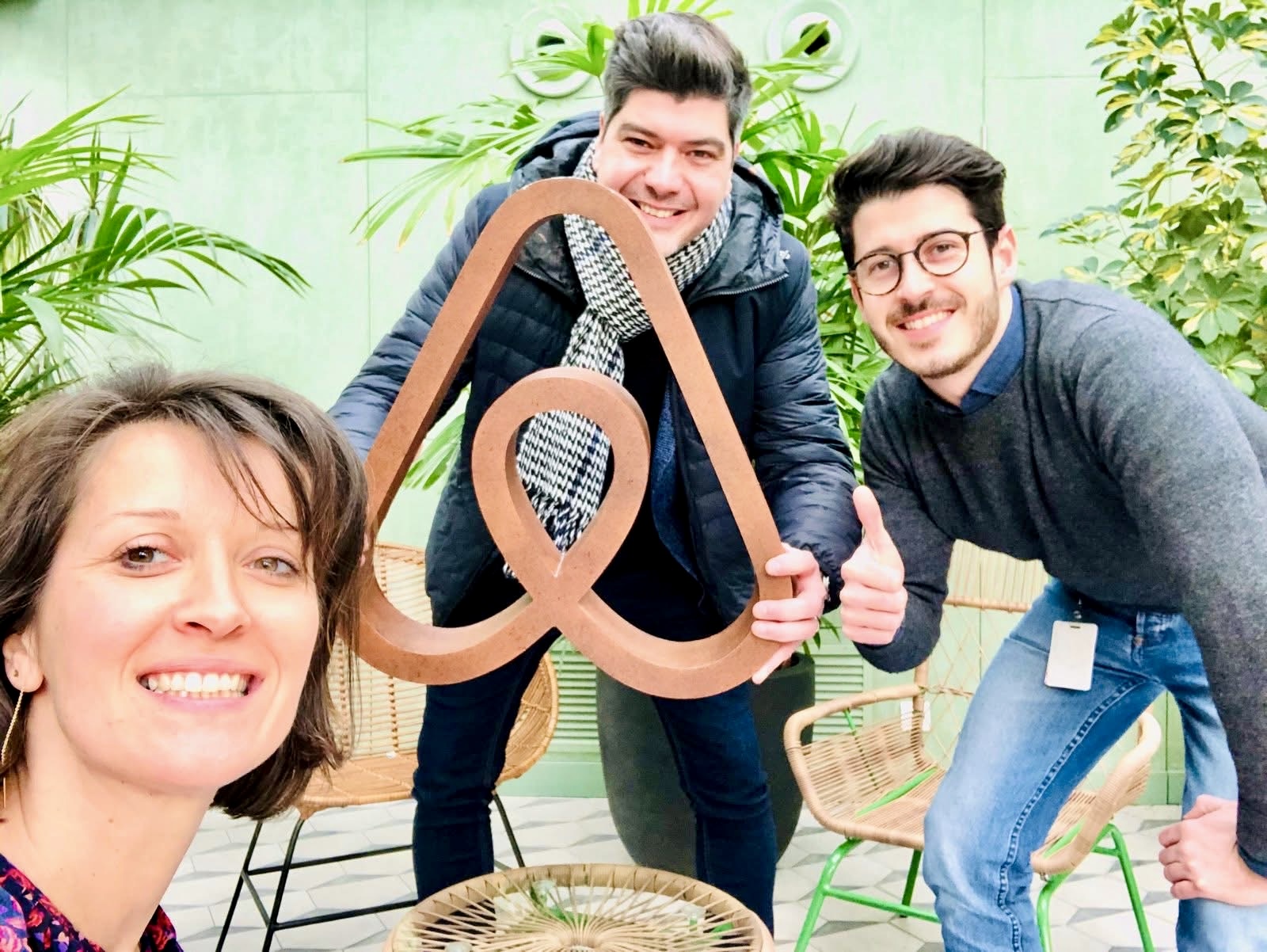 Martin tenant le logo d'Airbnb