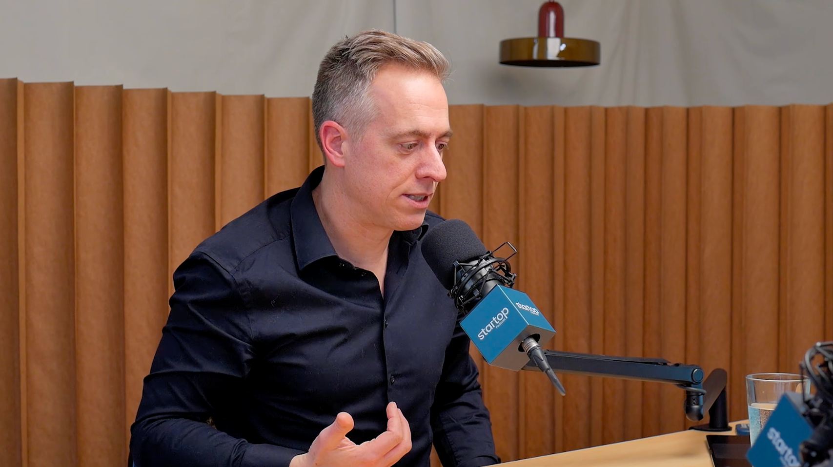 Quatres personnes en conversation durant un enregistrement de balado