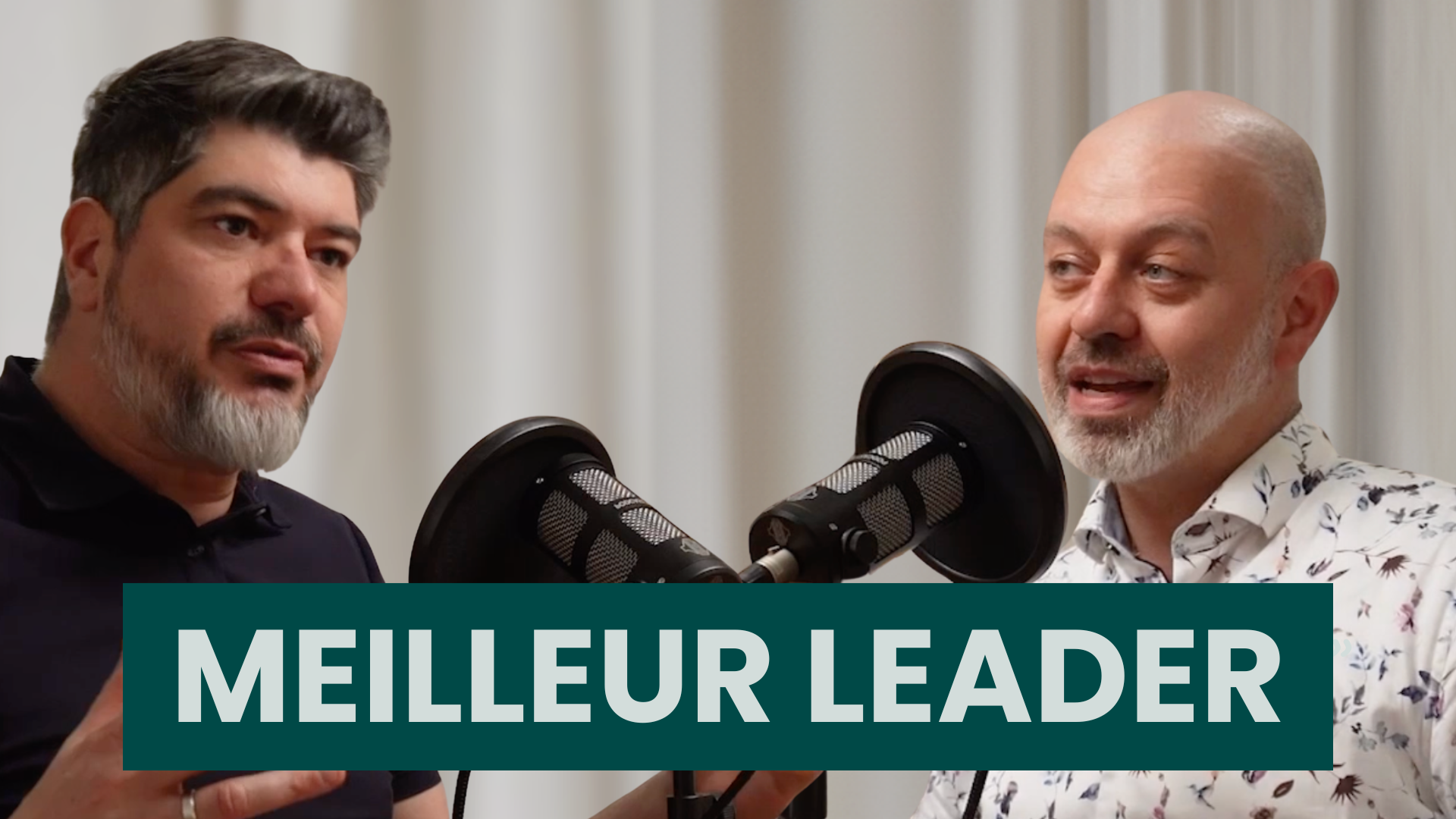 Martin de Team Factory et Martin Pelletier d'Artopex discutent devant des micros de podcast