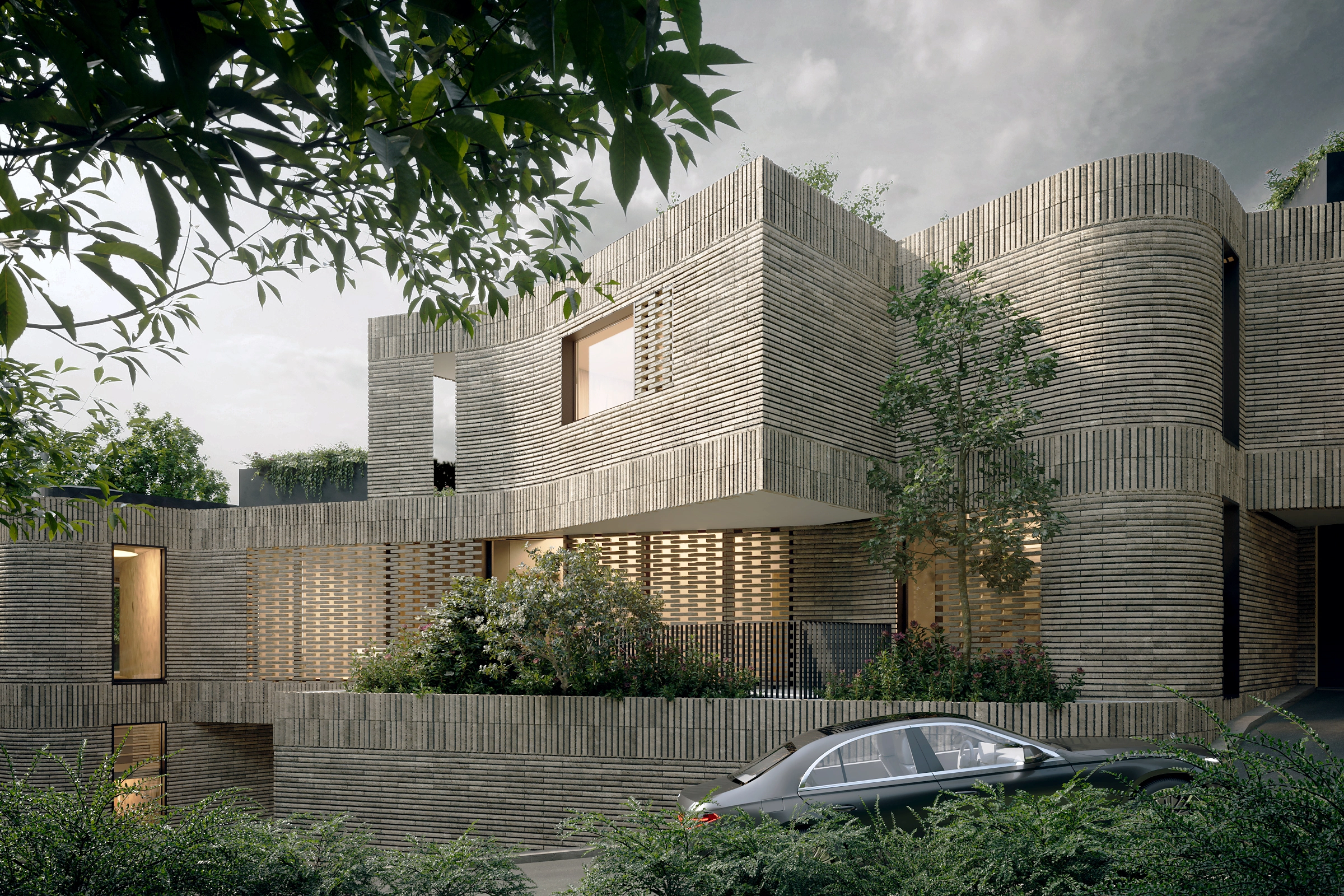 Modern, kétszintes ház texturált téglafronttal, nagy ablakokkal, zöld növényzettel és egy parkoló fekete szedánnal.