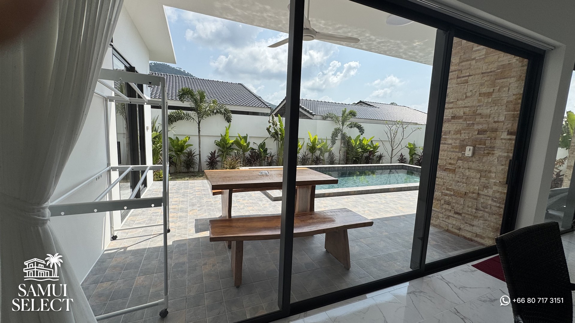 Outdoor dining by the pool