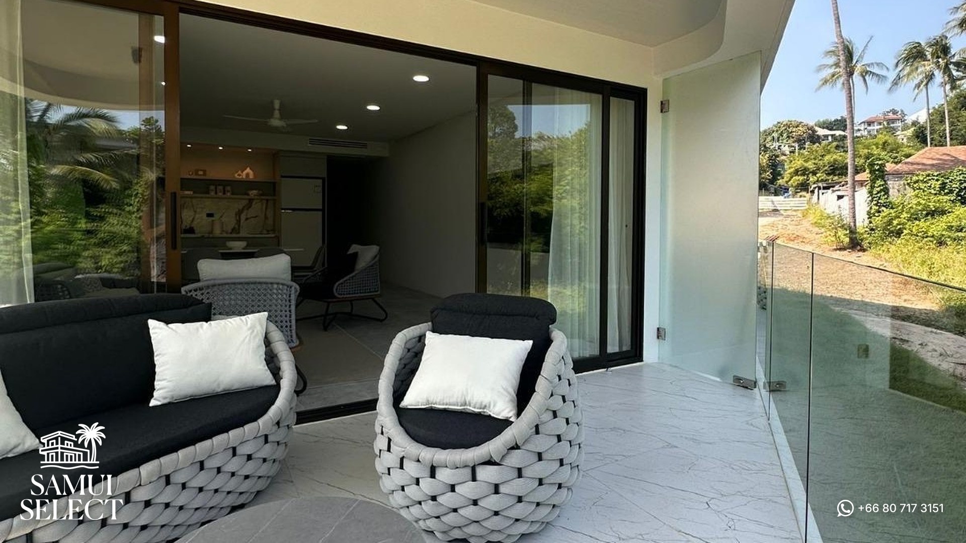 Covered terrace with lounge chairs