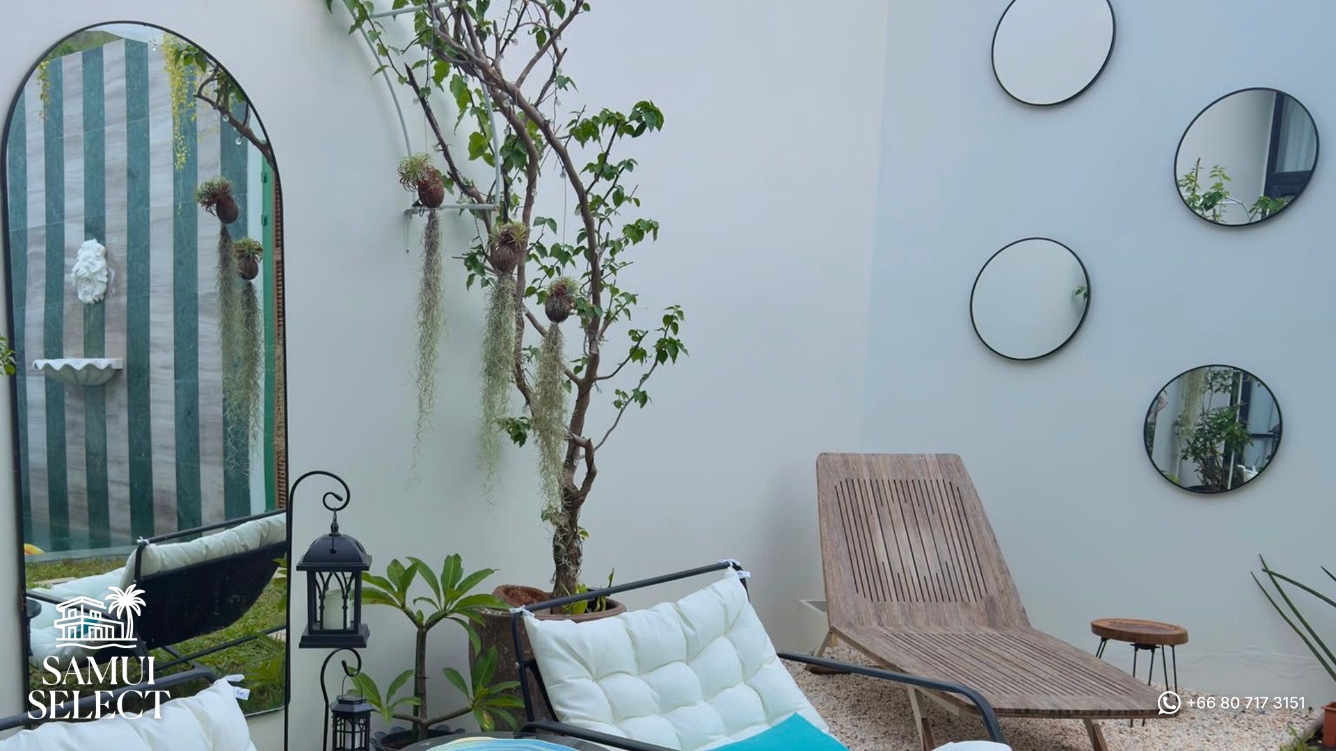 Green courtyard with outdoor lounge